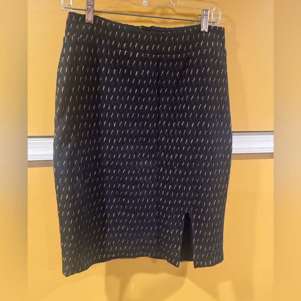 Maeve Anthropologie woven skirt with slit/ navy blue and gold size 8